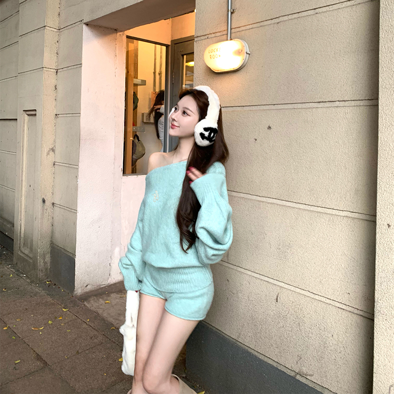 秋日ootd韩系早秋穿搭一整套小香风绿色斜肩毛衣针织短裤两件套装