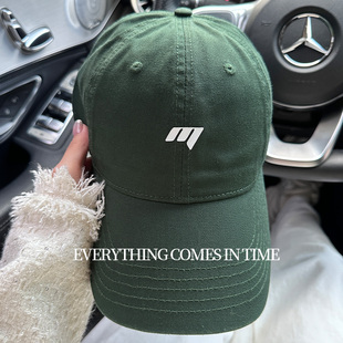 墨绿色软顶棒球帽女m字母大帽檐鸭舌帽新款大脸遮高颧骨帽子男款