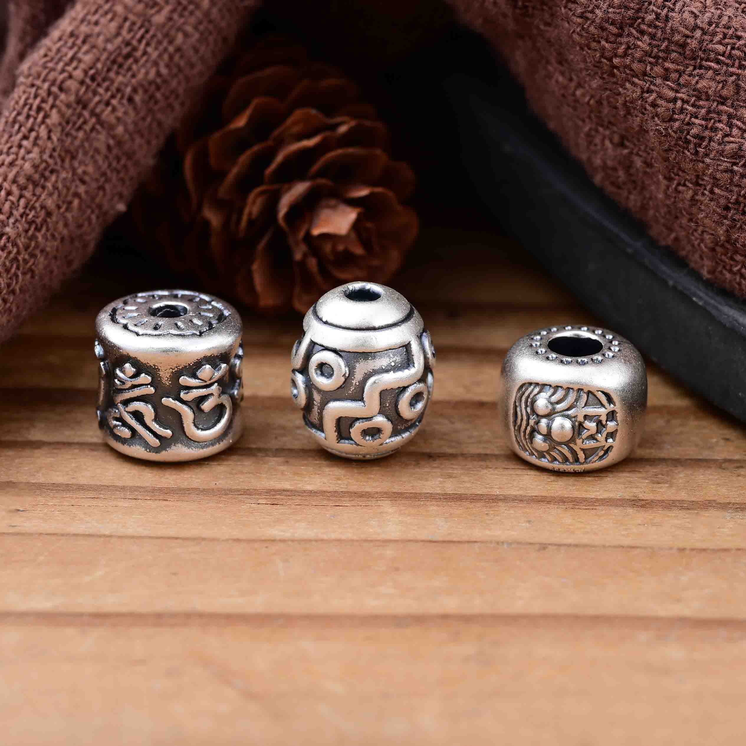 S999足银白拉姆天珠六字真言桶珠