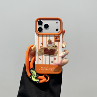 美拉德橙色条纹刺绣腊肠狗适用17promax苹果16pro手机壳iPhone13新款15promax高级感小众14挂绳12pro秋冬网红