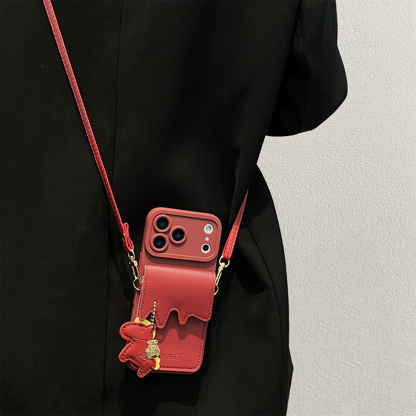 轻奢吊坠小马卡包适用苹果17promax手机壳新款iphone16pro斜跨13promax挂绳15pro女创意14pro防摔12/11保护壳