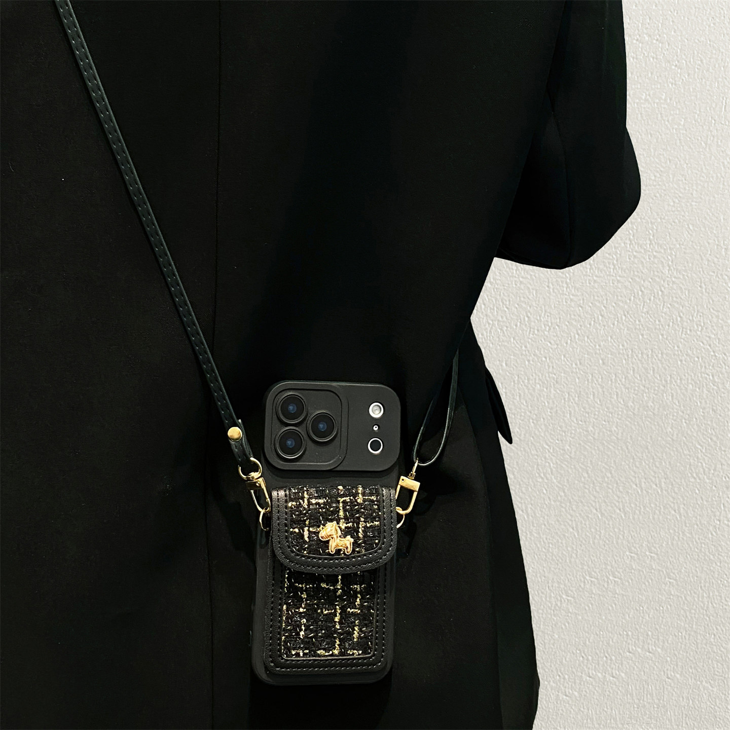 小香风绒布小马卡包适用苹果17promax手机壳iphone16新款15promax斜跨14挂绳13硅胶16plus防摔12/11/xs保护壳