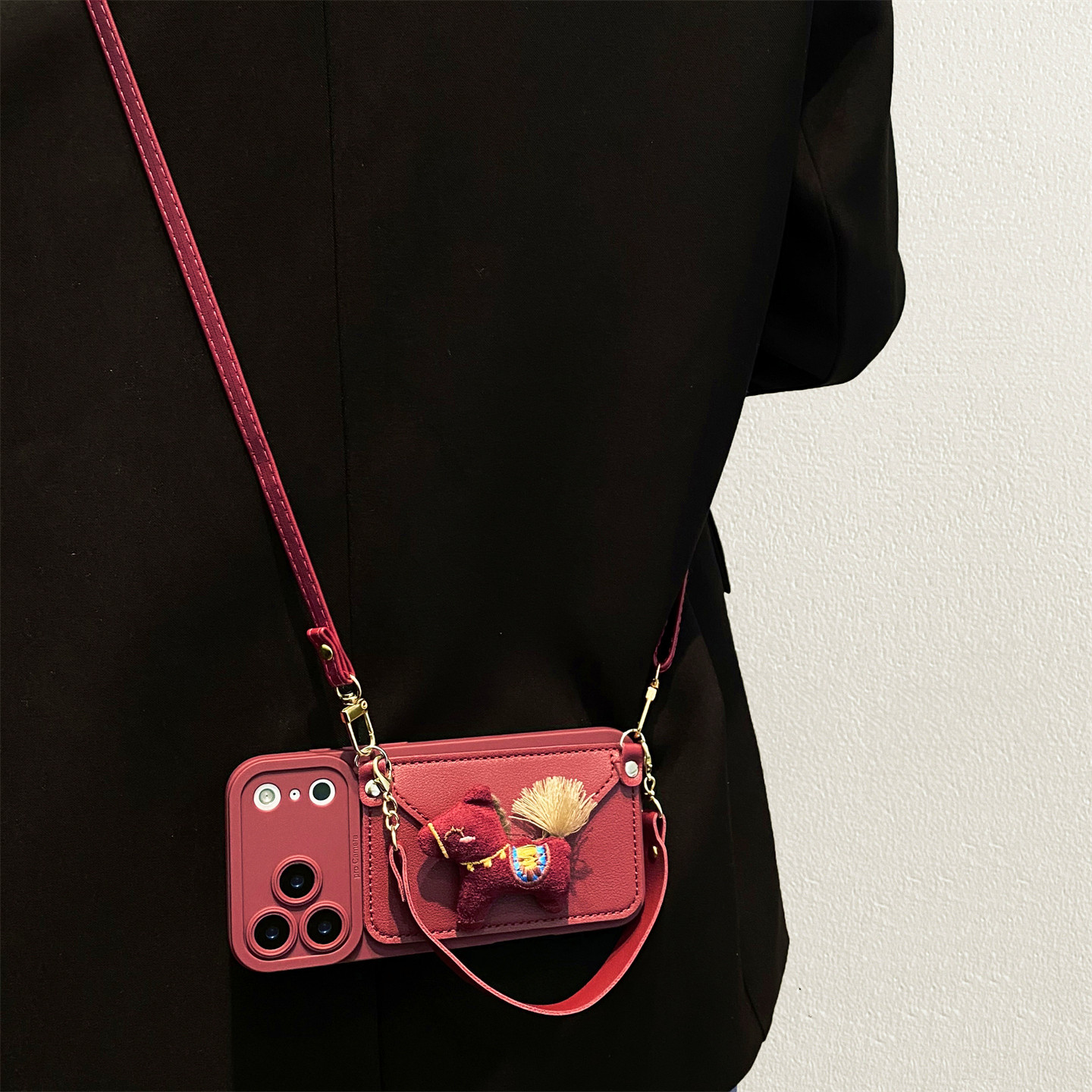 酒红毛绒小马卡包适用华为pura80pro手机壳pura70pro新款mate80斜挎mate70/60pro挂绳p60全包nova15/14防摔套