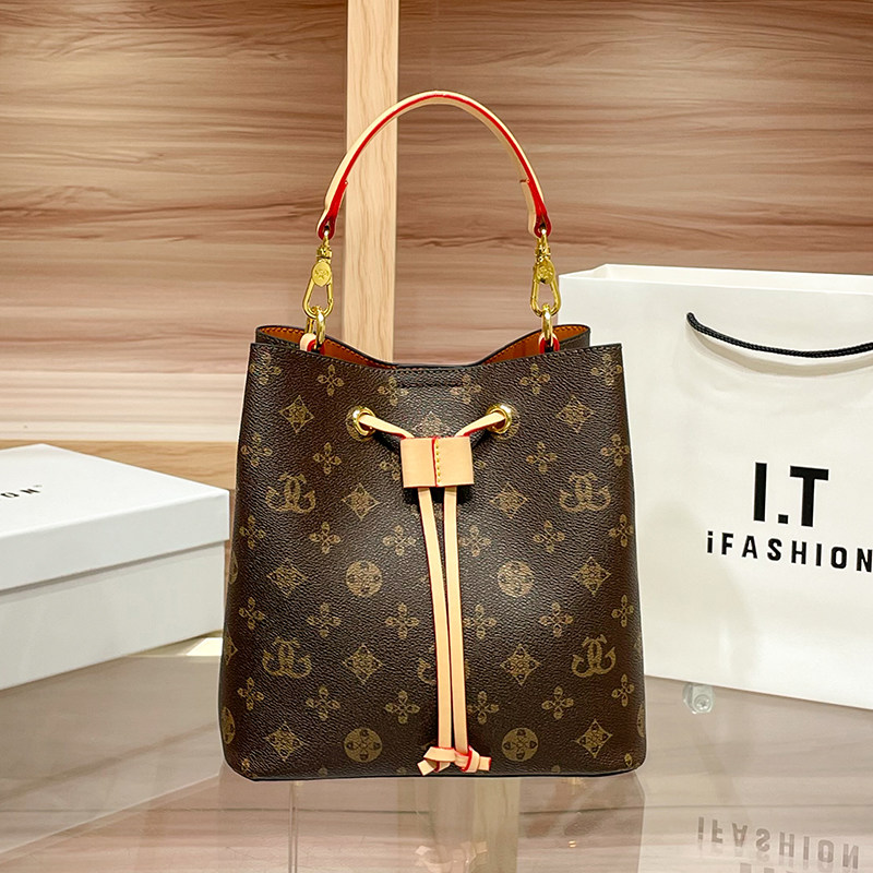 真皮老花水桶包女今年新款大容量抽绳单肩斜挎包高级感通勤女包