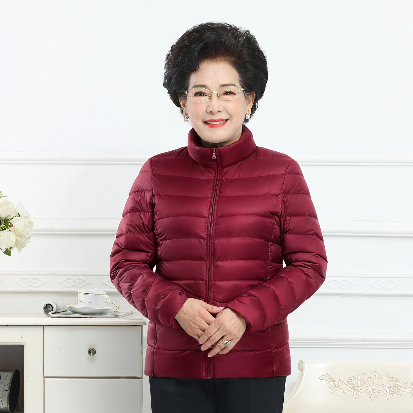 秋冬新款轻薄款羽绒服女妈妈中老年加肥200斤加大码气质减龄外套