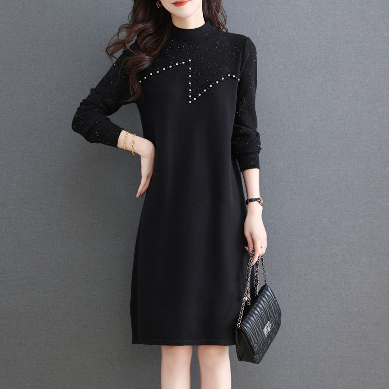 年轻妈妈针织连衣裙女2024新款秋冬装大码高级感气质打底毛衣裙子