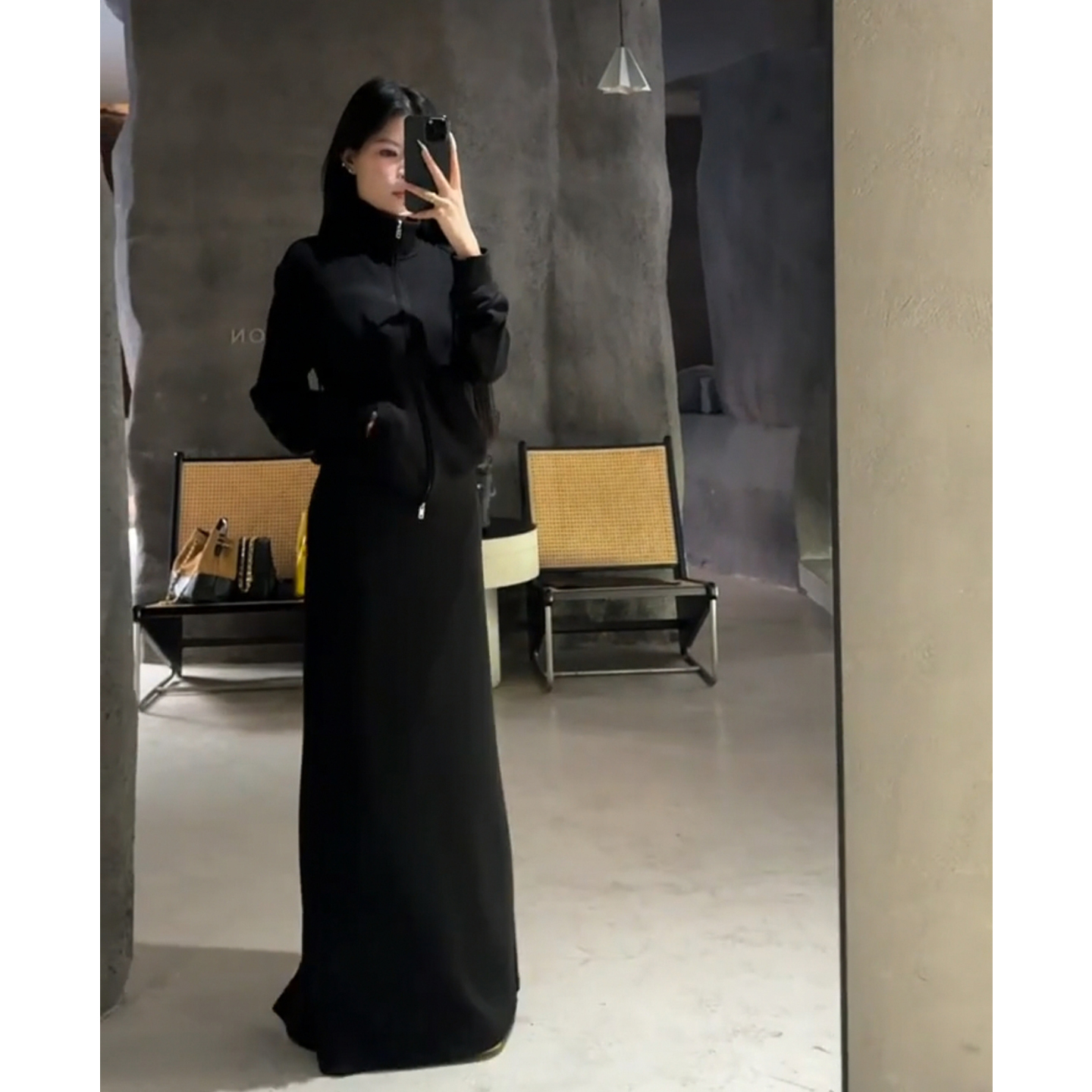 今年流行的高级感黑色运动套装裙