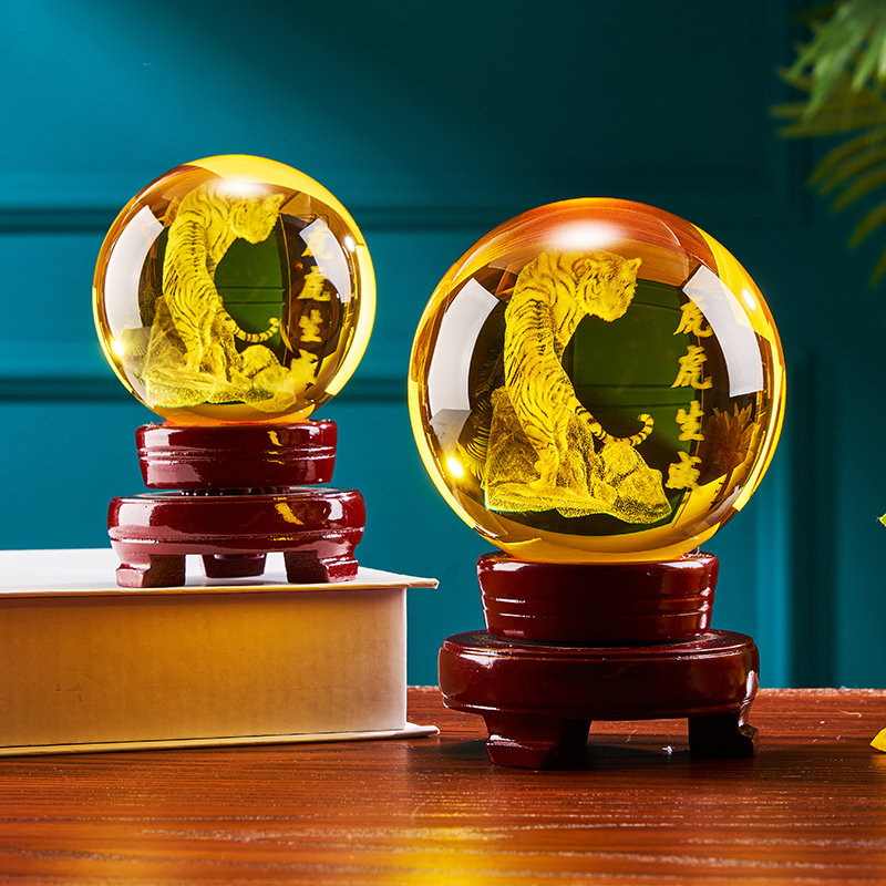 办公桌摆件老虎图案水晶球内雕黄色送礼人造水晶玻璃生肖纪念品