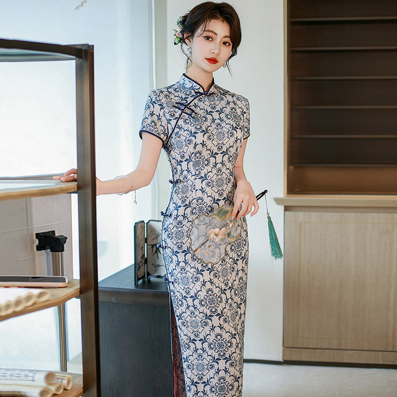 青花瓷妈妈装国风新中式长版改良旗袍2026新款女高级感走秀款夏季