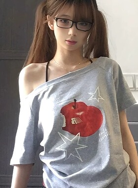 美式辣妹灰色苹果印花斜肩短袖t恤女夏季新款宽松显瘦露肩上衣tee