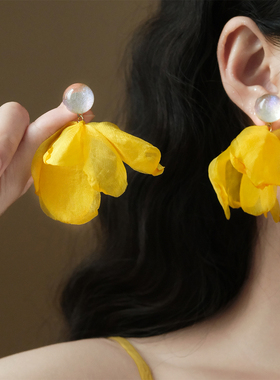 周里物|2025轻奢小众黄色花瓣珍珠耳环设计感优雅气质超仙耳饰