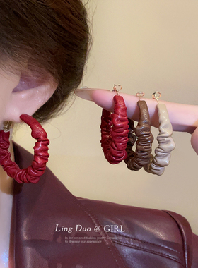 安可拉红色～秋冬飒爽优雅褶皱皮质耳圈美拉德色系时尚休闲耳环女