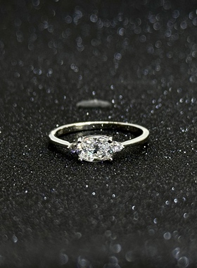 横版三石椭圆1克拉戒指