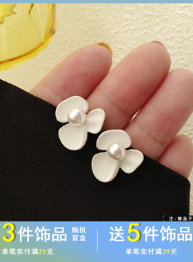 S925银针复古白色花朵耳钉2021年新款潮耳环ins风清新珍珠耳夹239