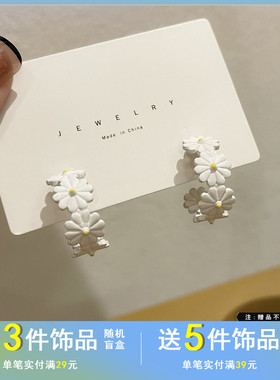 S925银针小清新白色雏菊耳钉2022年新款潮耳环ins风C字耳圈女803