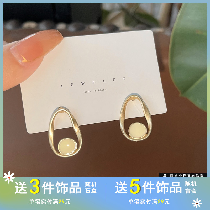 简约水滴形耳钉哑光质感