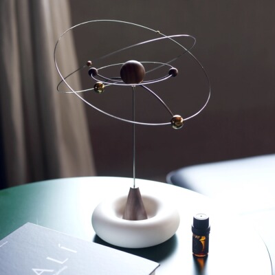 动态平衡行星香薰木悬浮星球设计师摆件星系平衡扩香器送男友礼品