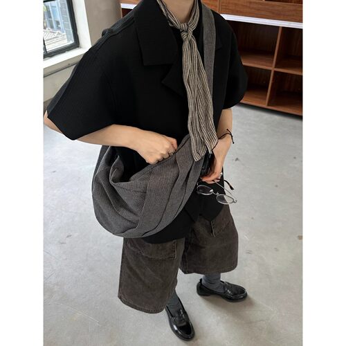 条纹错位褶皱斜跨月牙单肩斜跨包