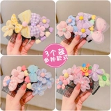 Детские волосы расчесывают сетевые рыжеволочные волосы, сломанные волосы, органический артефакт, маленькая девочка, расчесала детскую расческу, расчесывание, расчесывание