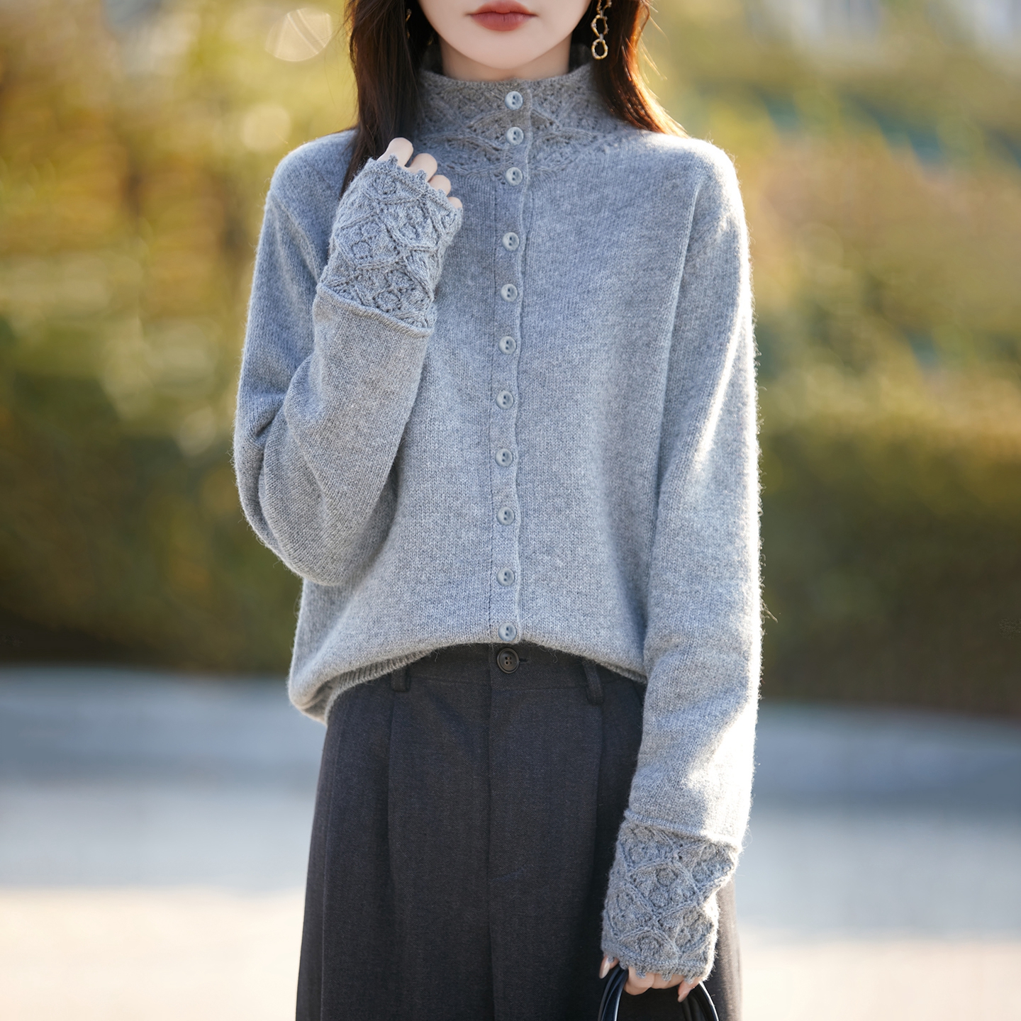老钱风半高领方扣针织开衫