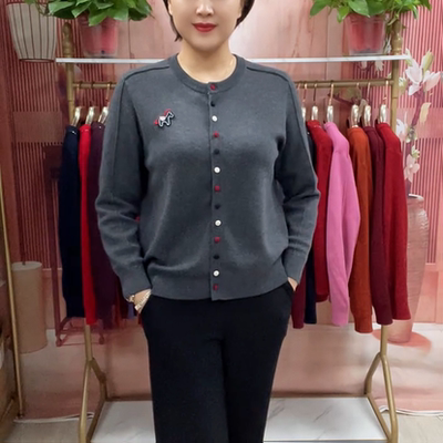 新款彩扣小马标圆领针织开衫宽松遮肉毛衣休闲简约通勤中老年女装