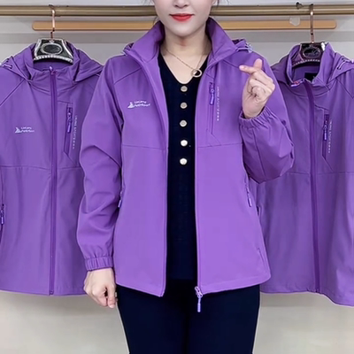 新款净版字母标帽款拉链冲锋衣防风保暖外套休闲通勤中老年女装