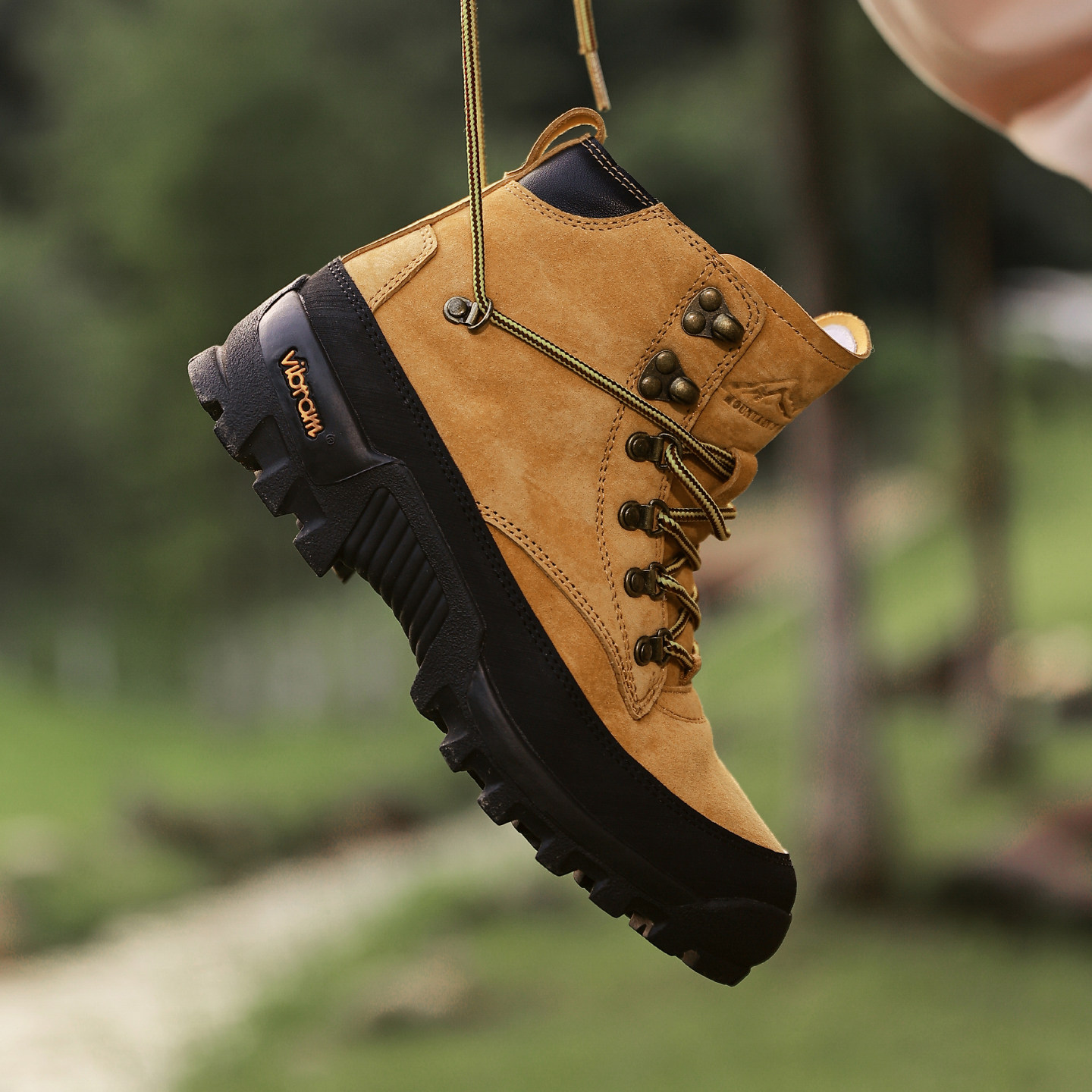 V底户外登山鞋时尚工装马丁靴女秋冬耐磨徒步鞋中帮厚底沙漠靴男