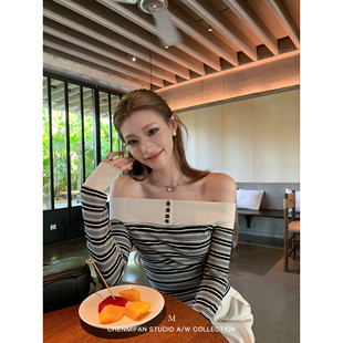 T恤女设计感撞色条纹针织上衣 一字领露肩长袖 辰米范 时髦艺术生