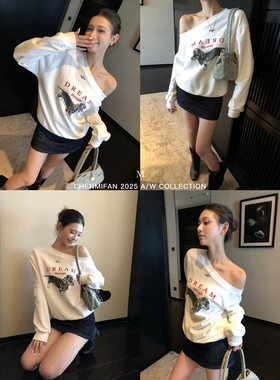 辰米范 腊肠犬系列 慵懒感狗狗印花斜肩卫衣女宽松休闲露肩上衣