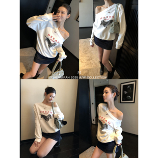 辰米范 慵懒感狗狗印花斜肩卫衣女宽松休闲露肩上衣 腊肠犬系列