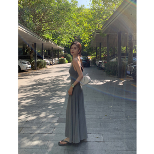 灰色针织吊带裙收腰连衣裙女设计感休闲显瘦气质裙大摆裙 辰米范