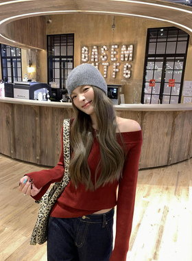 辰米范 设计感一字领露肩红色毛衣女秋修身喇叭袖针织衫斜肩上衣