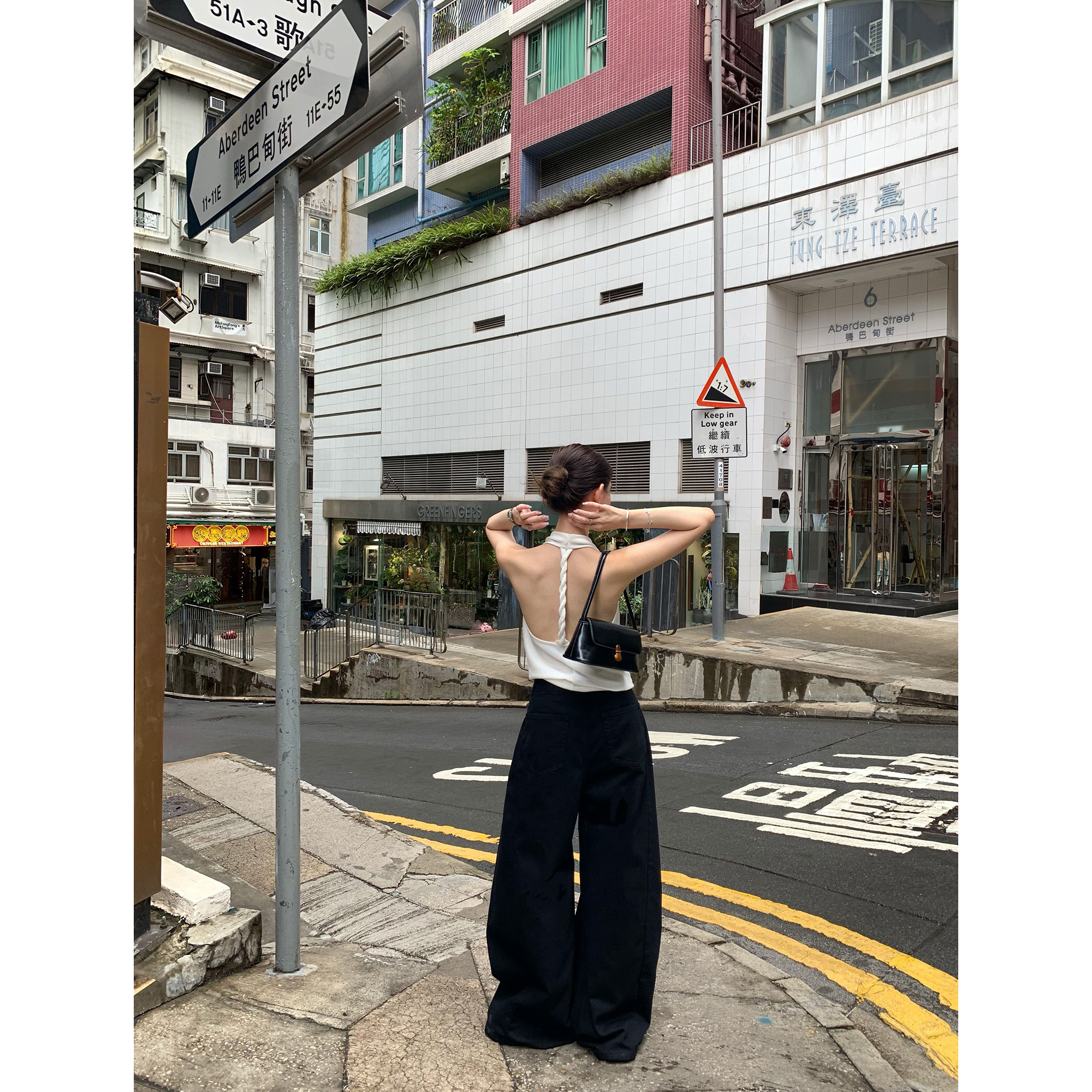 辰米范 一见倾心 荡领挂脖吊带背心女辣妹天丝弹力V领露背上衣