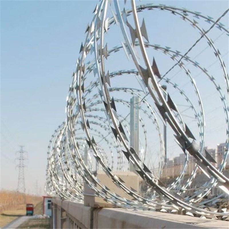Y型柱带刺防攀爬护栏监狱飞机场护栏网戒毒所包塑围墙防护网围栏