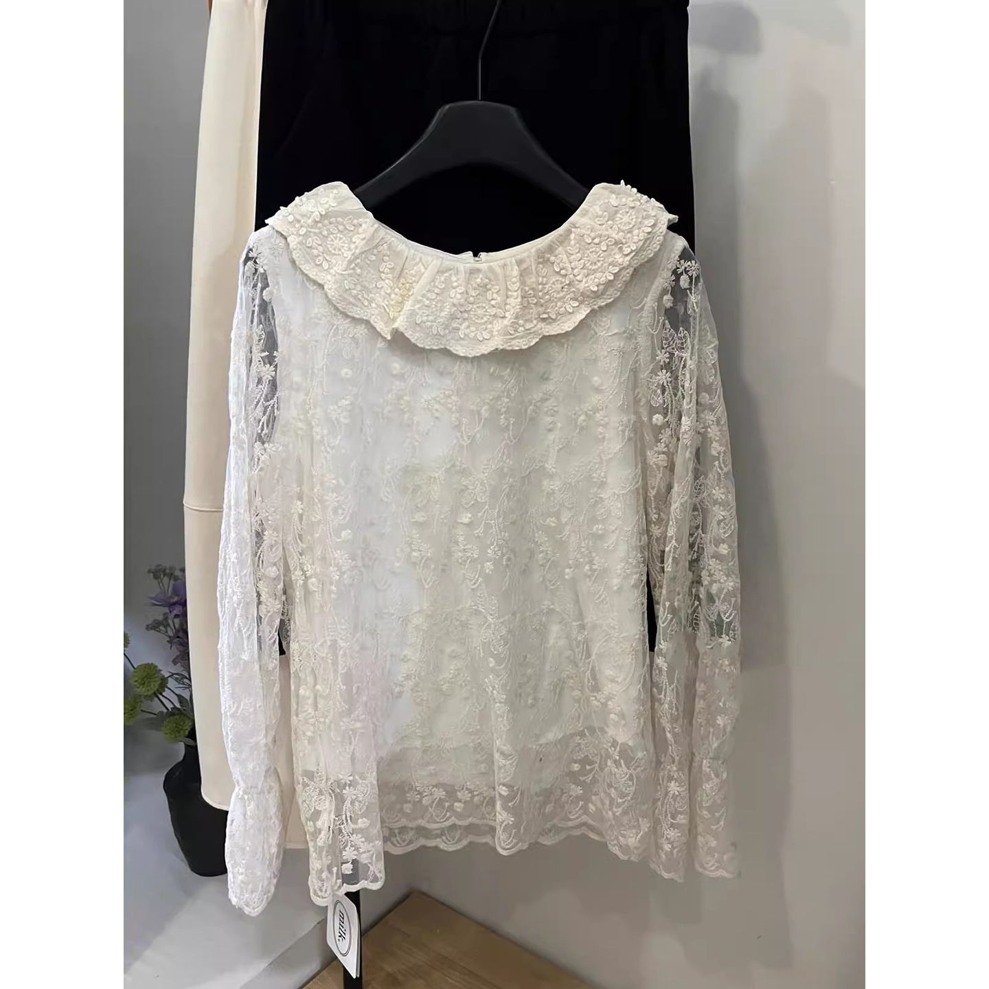 减龄洋气白色荷叶边灯笼袖上衣