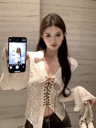 抽绳系带蕾丝衬衫女秋冬v领喇叭袖衬衣设计感小众内搭打底衫上衣