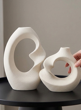 现代简约抽象镂空装饰摆件