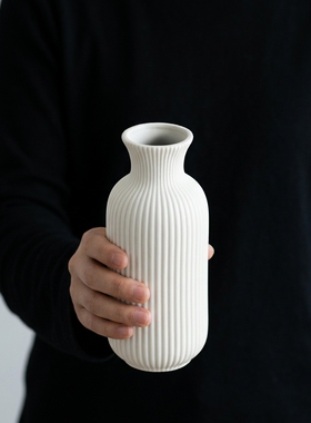简约白色陶瓷竖纹花瓶摆件