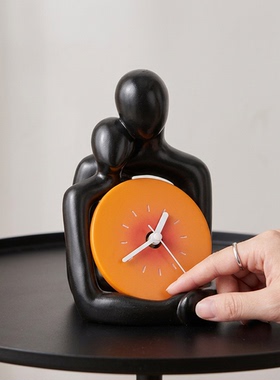 创意人物造型黑橙桌面时钟摆件