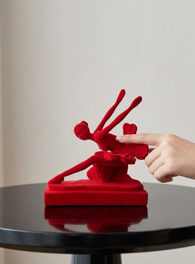 手工小狗红色绒布桌面装饰摆件