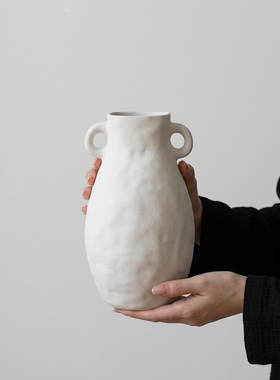 简约白色陶瓷花瓶双耳把手摆件