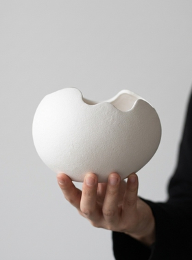 极简白色陶瓷波浪花瓶摆件