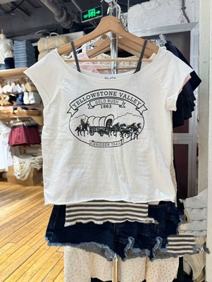 BrandyGirl新款美式马车印花卷边斜肩bm短袖T恤女露肩纯棉上衣潮