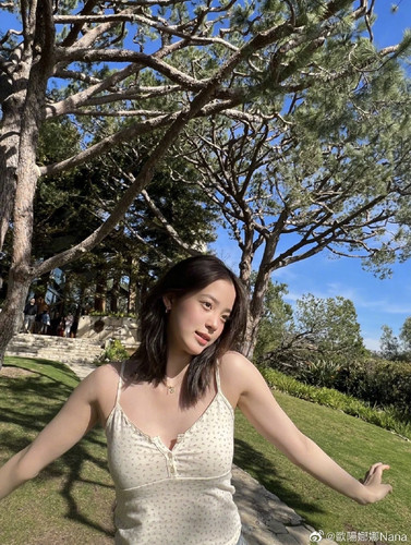 欧阳娜娜碎花吊带bm纽扣V领背心