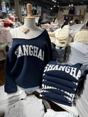 BrandyGirl新款 上衣bm卫衣女 斜字肩露肩SHANGHAI字母贴布套头长袖