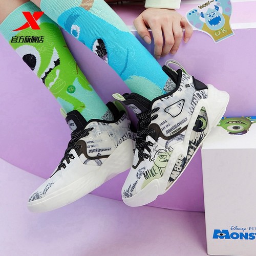 图案系带中帮特步女板鞋怪兽大学