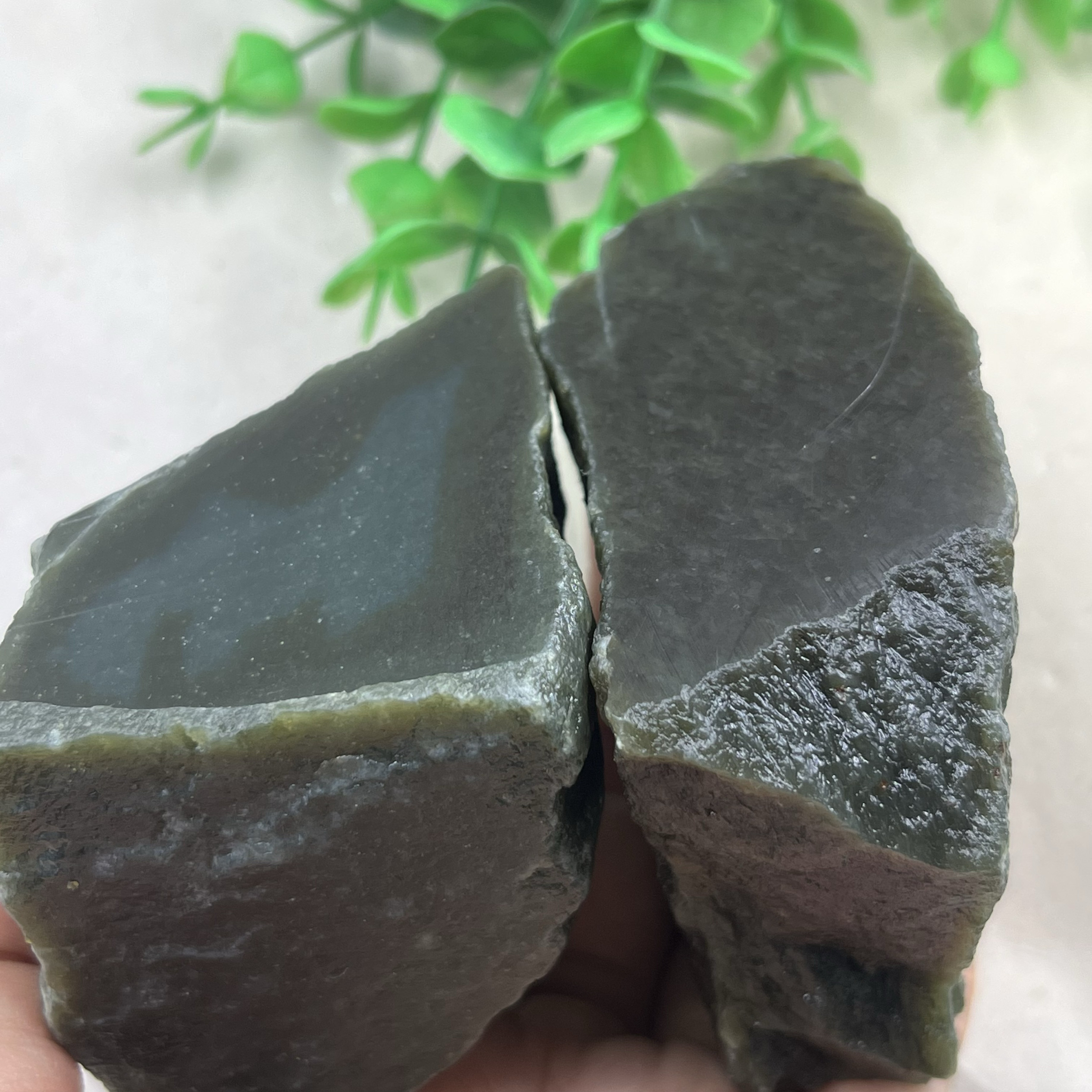 2件价新疆和田玉糖青玉且末鱼缸造景摆件边角料玉石料毛料包邮t