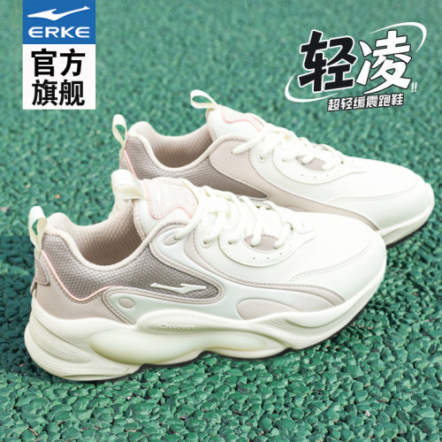 鸿星尔克女鞋白色轻便妈妈休闲鞋