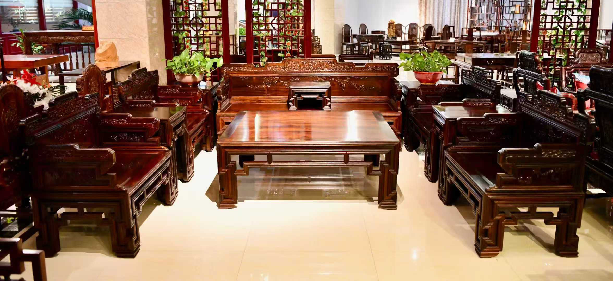 大红酸枝交趾黄檀沙发中式实木深雕孔雀开屏客厅宝座红木沙发组合