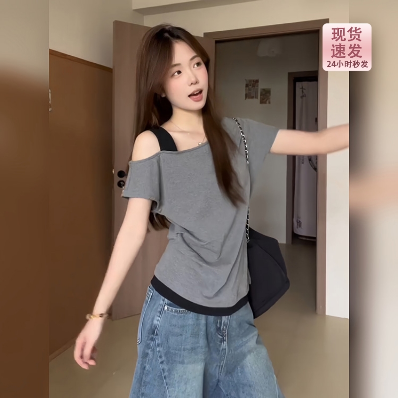 韩系假两件灰色斜肩短袖T恤女夏季辣妹撞色修身褶皱miu系露肩上衣